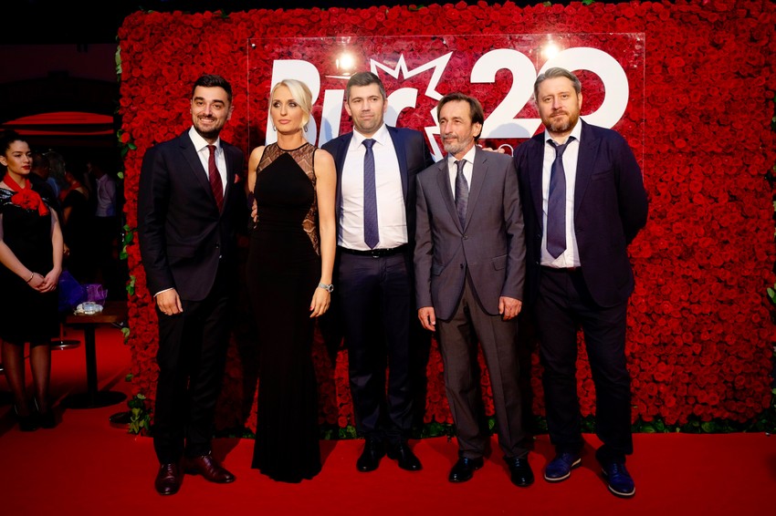 To je bila proslava! Vesa na 20. rođendanu Blica sa kolegama s kojima je radio više od 15 godina: Jovan Protić, COO Ringier Axel Springer Media AG, Jelena Drakulić Petrović, generalna direktorka Ringier Srbija, Predrag Mihailović, glavni urednik štampanog izdanja Blica, Marko Stjepanović, glavni urednik Blic.rs