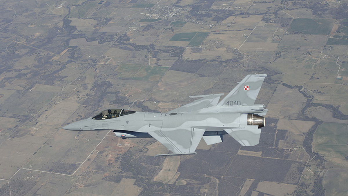 Nie kończą się kłopoty z polskimi myśliwcami F-16. W Krzesinach ostatnio omal nie doszło do tragedii. Sytuację uratowali piloci - podaje "Newsweek". Przedstawiciel wojska zaprzecza części tych doniesień.