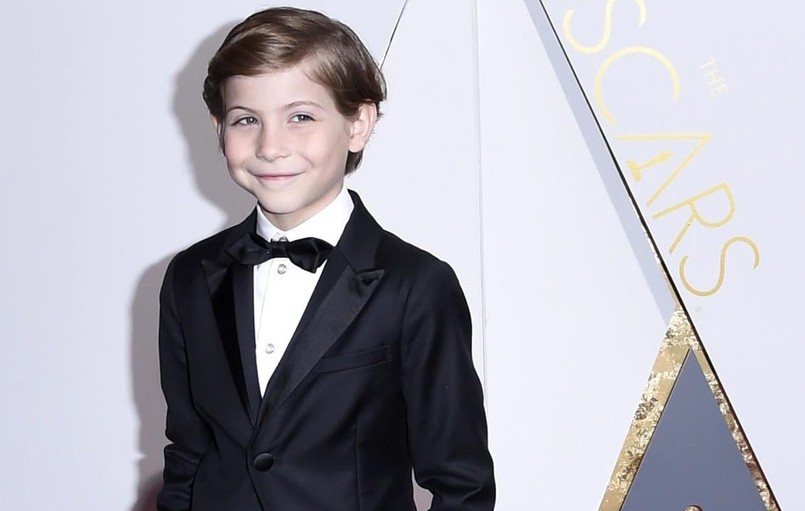 Jacob Tremblay nominacji do Oscara nie dostał (co można potraktować jako spore niedopatrzenie Akedemii, bowiem mimo młodego wieku, zmierzył się z bardzo trudnym zadaniem aktorskim). Ale to właśnie z nim na oscarowej gali zdjęcia robiły sobie największe sławy Hollywood – Jennifer Lawrence, Leonardo DiCaprio czy Steven Spielberg. Sam też zachowywał się jak prawdziwa gwiazda, pozując fotoreporterom niczym zawodowiec i pokazując im skarpetki z bohaterami "Gwiezdnych wojen", jakie włożył specjalnie na ten wieczór. W obsypanym nagrodami "Pokoju" Lenny'ego Abrahamsona mały Kanadyjczyk zagrał synka kobiety więzionej latami przez psychopatę i zebrał mnóstwo pochwał. Za swoją kreację został również nagrodzony Critics' Choice Awards w kategorii najlepszy młody aktor. – To jest superfajne! Dziękuję wszystkim krytykom, którzy na mnie głosowali, mieli superciężką pracę, bo inni z tej kategorii są świetnymi aktorami – mówił odbierając prestiżową nagrodę. Nie mogą się go nachwalić także twórcy "Pokoju". – To prawdziwie magiczne dziecko – mówi Emma Donoghue, która scenariusz filmu napisała na podstawie własnej książki, inspirowanej historią uwięzionej przez Austriaka Josefa Fritzla córki. Zaś reżyser Lenny Abrahamson podkreśla: – Jacob ma w sobie piękną dziecięcą czystość i niewinność, ale jest jednocześnie maksymalnie oddany pracy, dzięki czemu przebywanie z nim na planie było prawdziwą przyjemnością. Dla 9-letniego miłośnika klocków Lego, gier video i zabaw w ogródku to pierwsza tak duża kreacja. Wcześniej zagrał kilka epizodów, gównie w produkcjach telewizyjnych. Rolę Jacka zdobył pokonując setki innych kandydatów. Na planie "Pokoju" miał jeden problem – długie włosy. – Tak naprawdę miałem perukę! Tyle że wszystko mnie po niej swędziało. Musiałem ją nosić całym dniami, nie było to przyjemne, ale warto było dla tego filmu – wspomina.