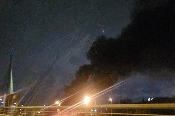 (FOTO) OGROMAN VRTLOG DIMA NAD MOSTOM NA ADI! Buktinja progutala automobil: Vatrogasci jure na lice mesta