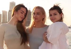 Nataša Bekvalac sa ćerkama