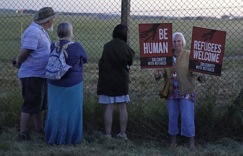 Protest u Solsberiju kod aviona za koji se veruje da je namenjen deportaciji azilanata iz Lamanša
