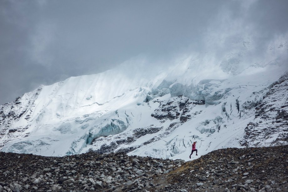 Trening w okolicach Base Campu Lhotse, biegam na grani moreny lodowca. Po mojej lewej stronie strome urwisko, kilkadziesiąt metrów w dół. Udając się tam, nie spotkaliśmy żywej duszy. Wysokość powyżej 5000m n.p.m.