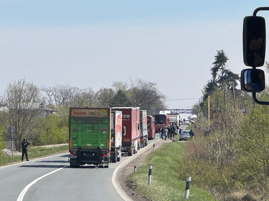 Velike gužve na Ibarskoj magistrali zbog muškarca koji preti samoubistvom