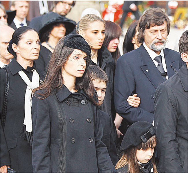 18 kwietnia, niedziela, Kraków, ok. godz. 15. Rodzina Lecha i Marii Kaczyńskich w kondukcie żałobnym. Na pierwszym planie Marta Kaczyńska-Dubieniecka Fot. Reuters/Forum