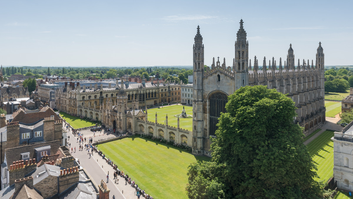 Władze Uniwersytetu Cambridge potępiły rząd za próbę zmuszania elitarnych uczelni do przyjmowania większej ilości uczniów ze szkół państwowych, które pochodzą z uboższych rodzin.