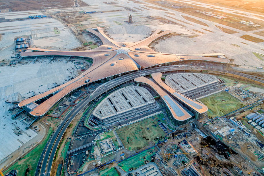 Port lotniczy Pekin-Daxing imponuje rozmiarami i nowoczesnością. Pod względem wielkości obsługiwanego ruchu daleko mu jeszcze do dzisiejszych liderów na mapie lotnisk świata. 