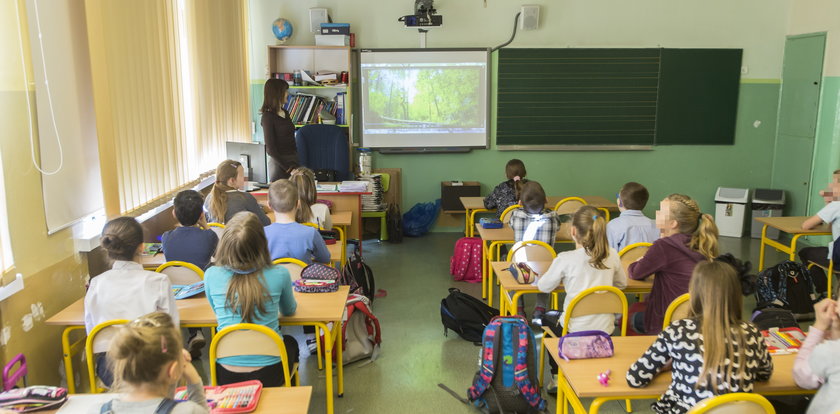 COVID-19 uderza w uczniów. Coraz więcej klas i grup na kwarantannie