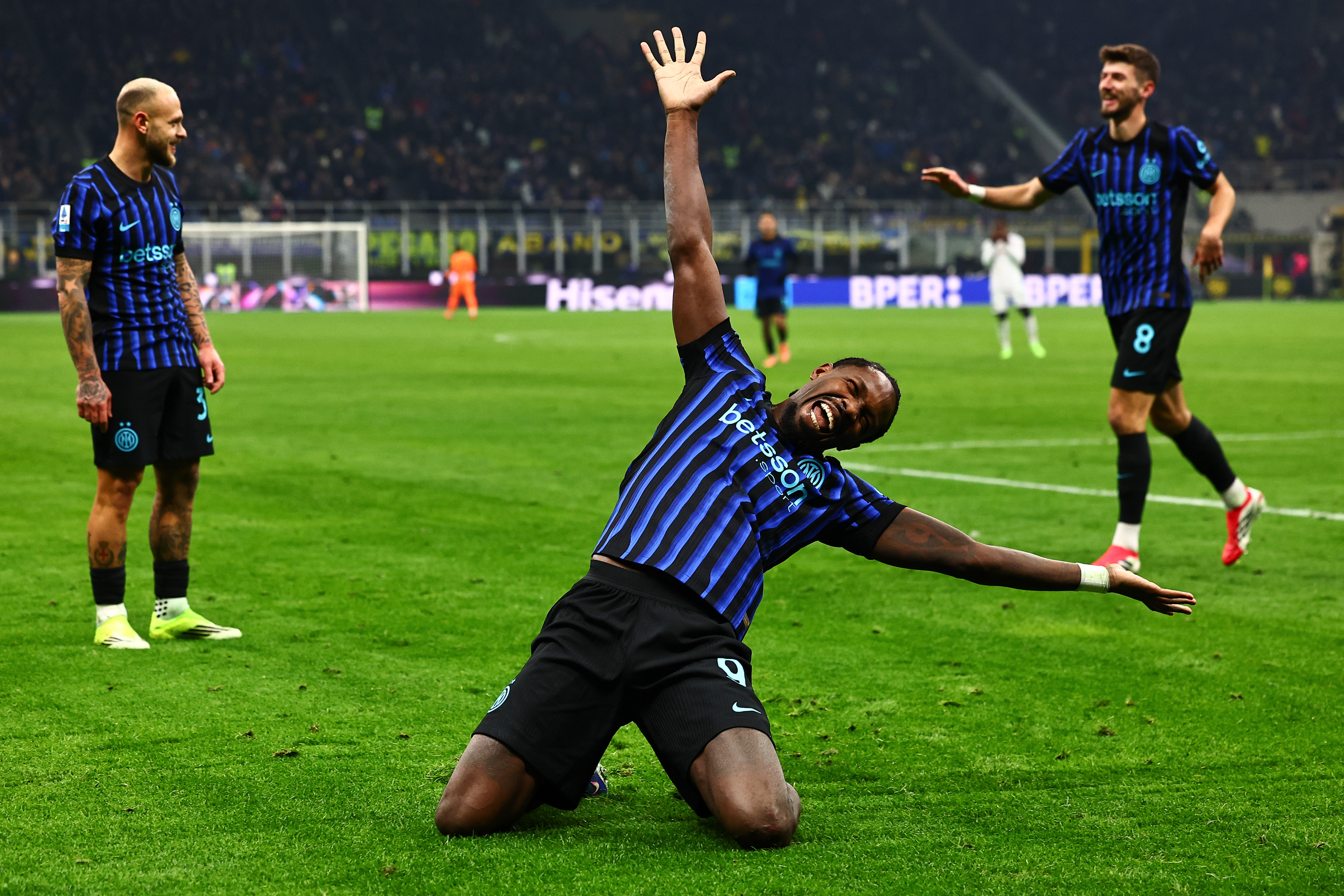 Inter travolge il Bologna 3-1 e torna in vetta alla Serie A