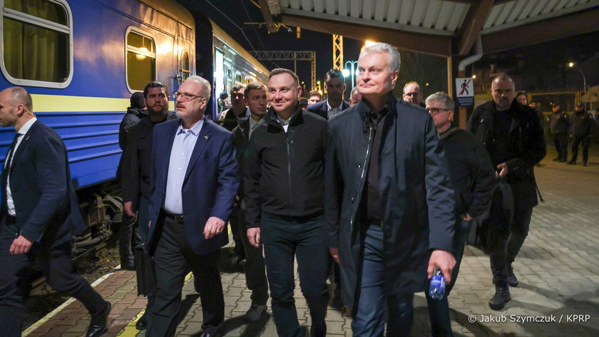 Prezydent Andrzej Duda w towarzystwie prezydentów Litwy, Łotwy i Estonii jedzie do Kijowa na spotkanie z prezydentem Zełenskim