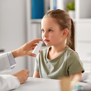 Megkaphatja a gyerekem az orron keresztüli influenza elleni vakcinát? Az orvos válaszol