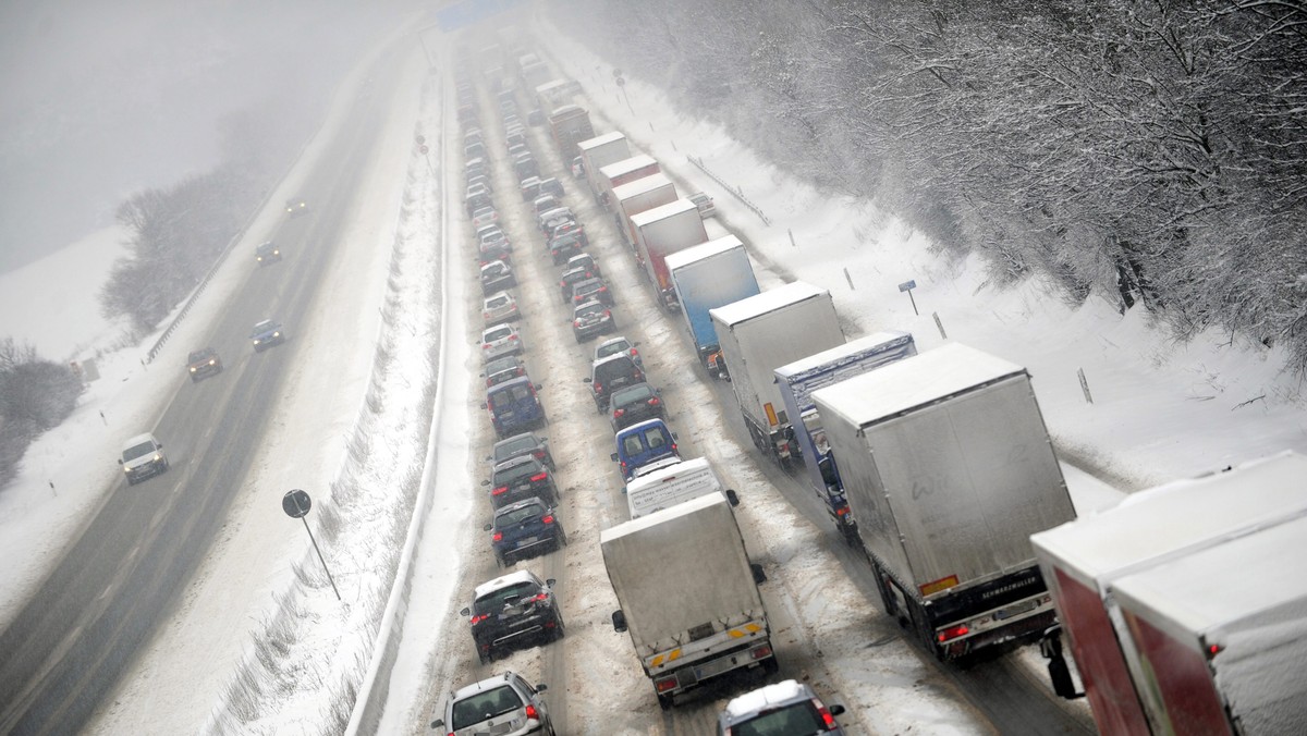 Na autostradzie A4 w Turyngii kierowcy utknęli w poniedziałek w 70-kilometrowym korku i - jak ostrzegła policja - muszą się przygotować na długie godziny czekania. Autostrada ma być znów przejezdna w kierunku Frankfurtu nad Menem nie wcześniej niż o północy.