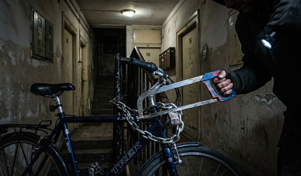 Krađa bicikla - ilustracija napravljena korišćenjem veštačke inteligencije