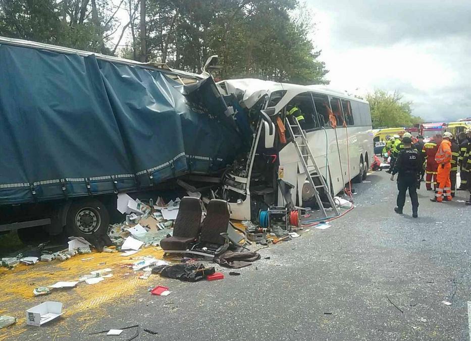 Buszbaleset Pozsonyhoz közel / Fotó: Szlovák rendőrség