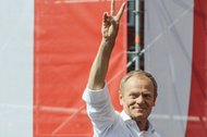 Donald Tusk przemawia na placu Zamkowym w Warszawie, 4 czerwca 2023 r.