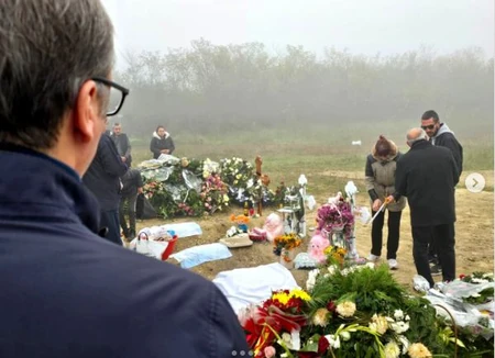 Vučić na groblju u Kovilju, gde su sahranjeni deda i dve devojčice stradale  u nesreći na Železničkoj stanici Novi Sad - Blic