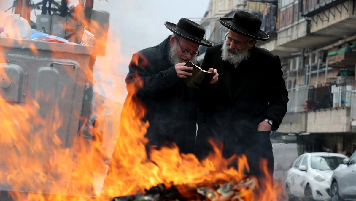 Ultraortodoksyjni Żydzi przygotowują się do obchodów Paschy w Jerozolimie. Marzec 2021 roku