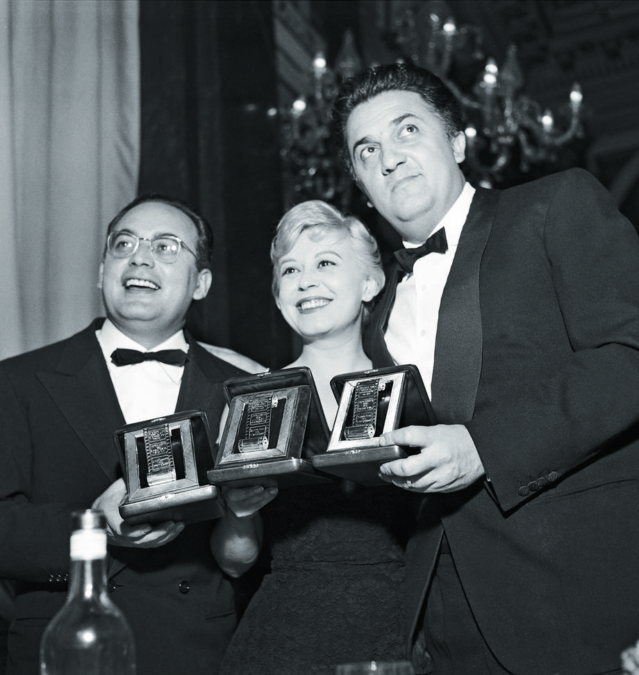Dino De Laurentiis jako pierwszy docenił wielki talent Federica Felliniego i jako jedyny podjął się produkcji ryzykownych projektów, takich jak „Noce Cabirii”.
