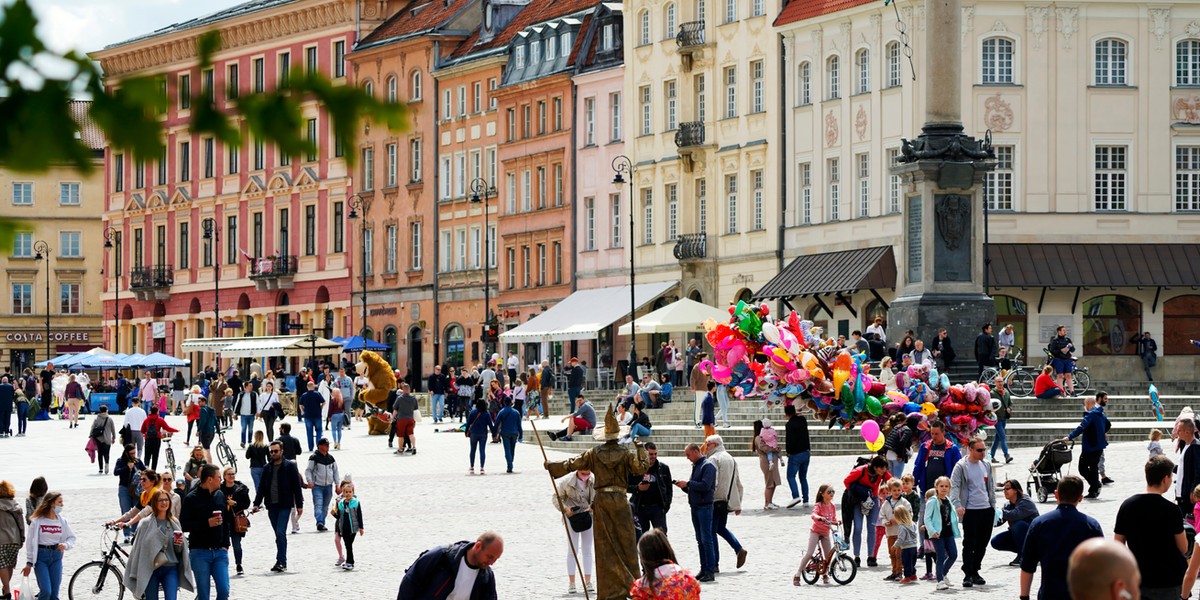  Przedstawiciele rządu powtarzają od dłuższego czasu, że ewentualne obostrzenia będą związane z tym, ile osób zaszczepiło się w danym województwie.   Przy czwartej fali rząd nie planuje przygotowywania specjalnych szpitali covidowych - przekazał w środę wiceminister Kraska.  