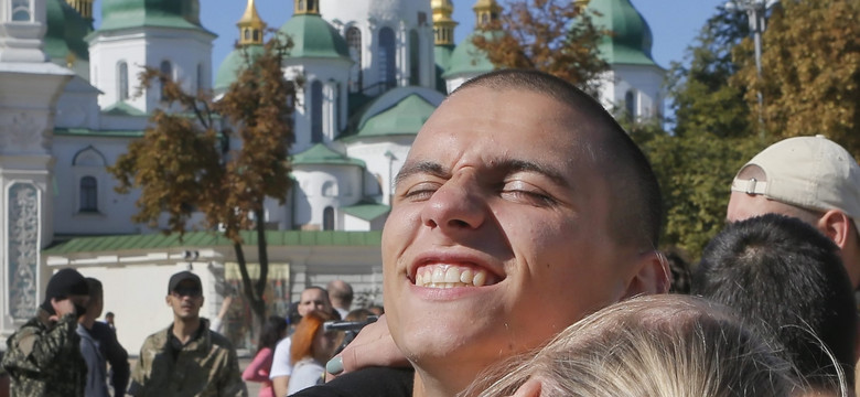 Radość, łzy wzruszenia i ulga. Tak witali powracających ze wschodu żołnierzy w Kijowie