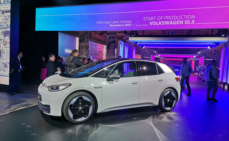 Volkswagen ID.3 to najważniejsza premiera niemieckiej marki. Tak dla kierowców, jak i VW, dla którego ten nowy model na prąd oznacza początek nowej, elektrycznej ery w historii marki. Już dziś liczba zamówień wersji 1 Edition przekroczyła 35 tys. sztuk