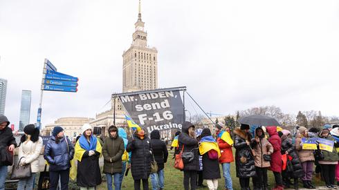 Uczestnicy pikiety z apelem do Joe Bidena o wysłanie Ukrainie samolotów F-16 / fot. PAP