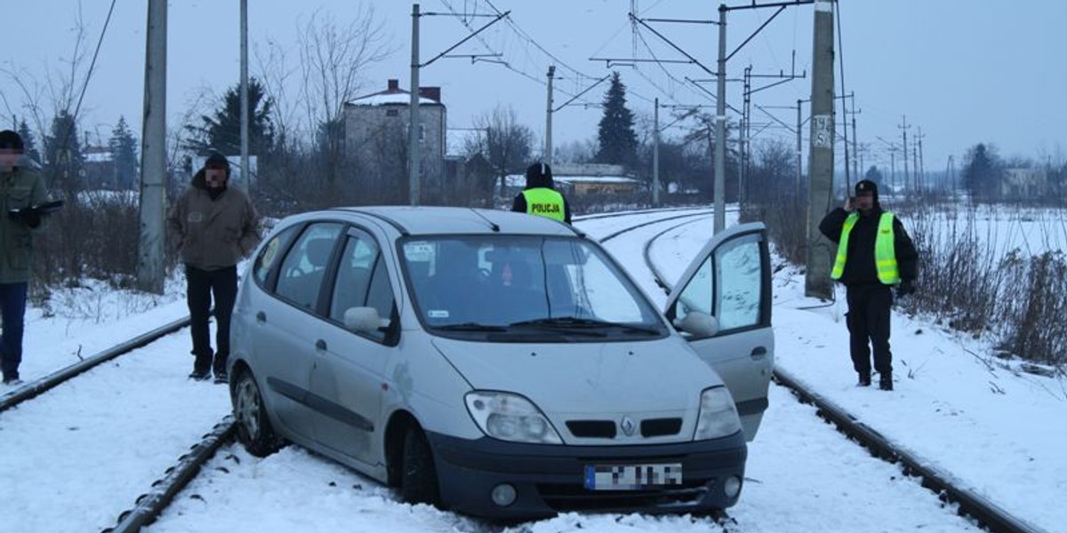 samochód na torach taksówkarz 