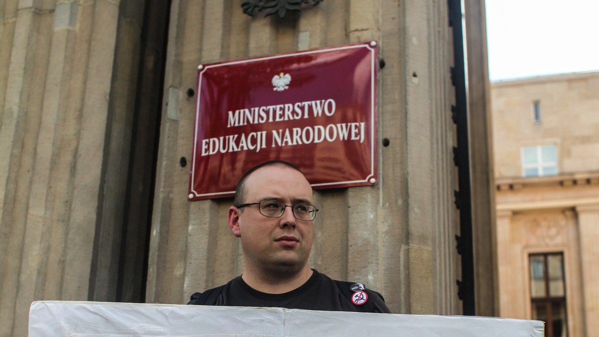 Protest przed MEN. "Ręce precz od naszych dzieci"