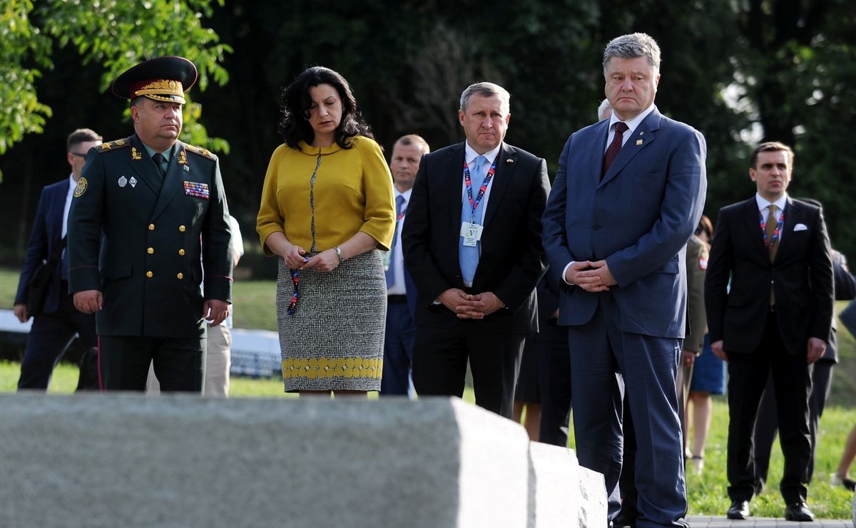 Petro Poroszenko przed pomnikiem ofiar zbrodni wołyńskiej