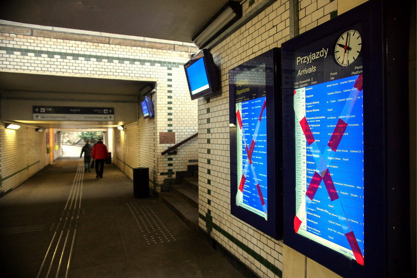 ekrany z informacjami dla pasażerów