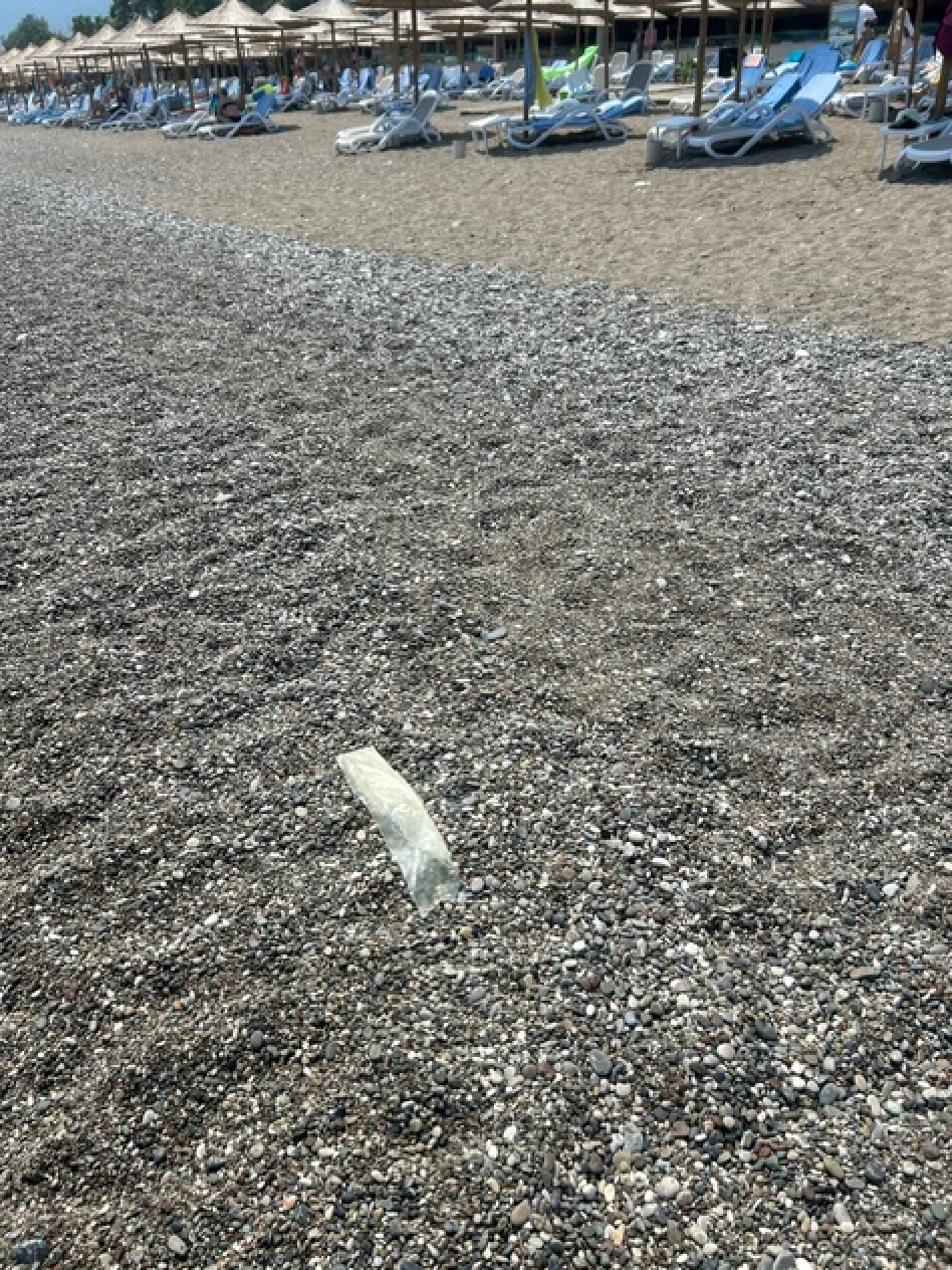 Ľudia dávali na pláž väčšie odpadky, ktoré našli v mori. 