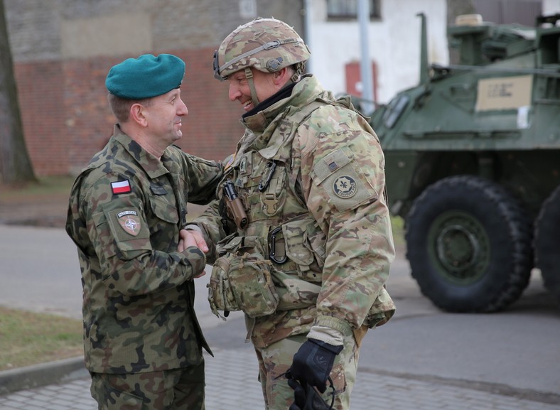 Jarosław Gromadziński z amerykańskim podpułkownikiem Stevenem Gventerem w Bemowie Piskim w 2017 r.