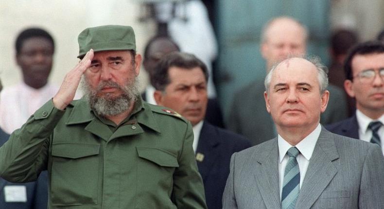Cuban president Fidel Castro (L) alongside General Secretary of the Communist Party of the Soviet Union Mikhail Gorbachev (R) during the official ceremony for Gorbachev's arrival in Havana on April 2, 1989