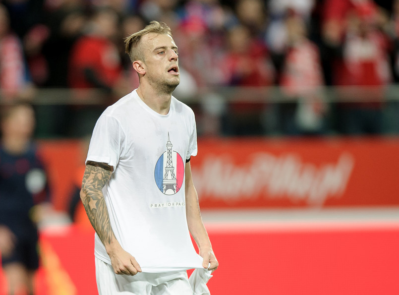 Piękny gest polskiego piłkarza. Kamil Grosicki oddał hołd ofiarom zamachu terrorystycznego w Paryżu. ZDJĘCIA