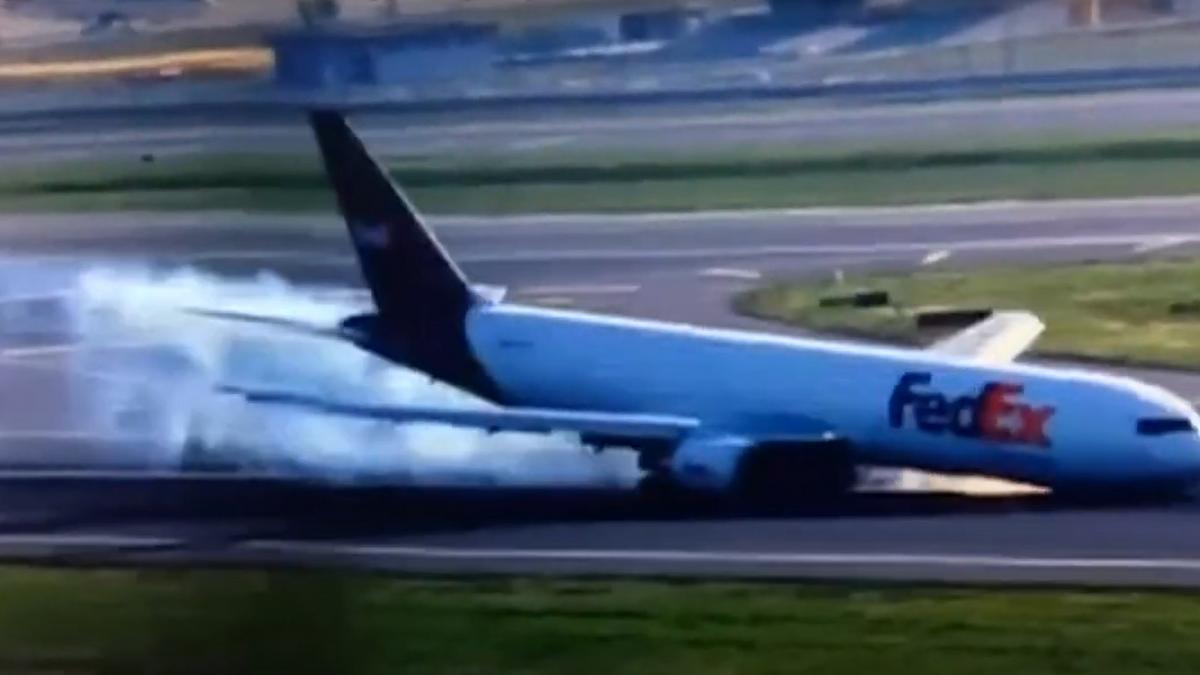 Újabb Boeing-incidens: füstölve, első futómű nélkül landolt az egyik gép Isztambulban - videó