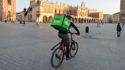 Kurier Uber Eats na krakowskim rynku, 20 marca 2020 r