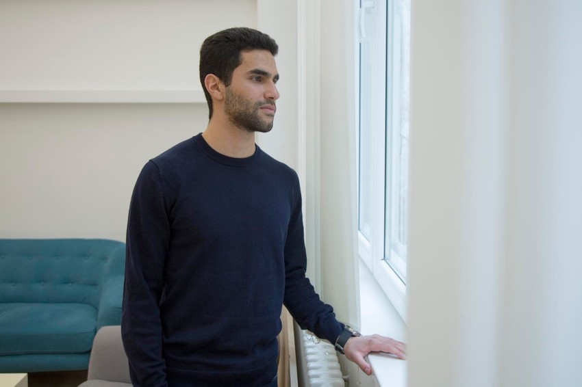 Hani tokom odrastanja u Srbiji nikada nije imao problema zbog svog porekla. Naprotiv, kaže da su ga svuda lepo i rado prihvatali, kao da je Srbin.