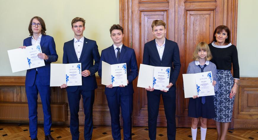Siedmioro uczniów odebrało w magistracie Nagrody Edukacyjne Stołecznego Królewskiego Miasta Krakowa.