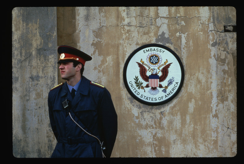 Radziecki strażnik przed ambasadą USA, 1986 r.