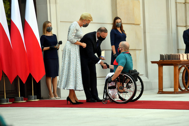 Prezydent RP Andrzej Duda (C-P) i Agata Kornhauser-Duda (C-L) podczas ceremonii wręczenia nominacji dla reprezentacji Polski startującej w XVI edycji Letnich Igrzysk Paraolimpijskich, które odbędą się w dniach 24 sierpnia - 5 września br. w Tokio