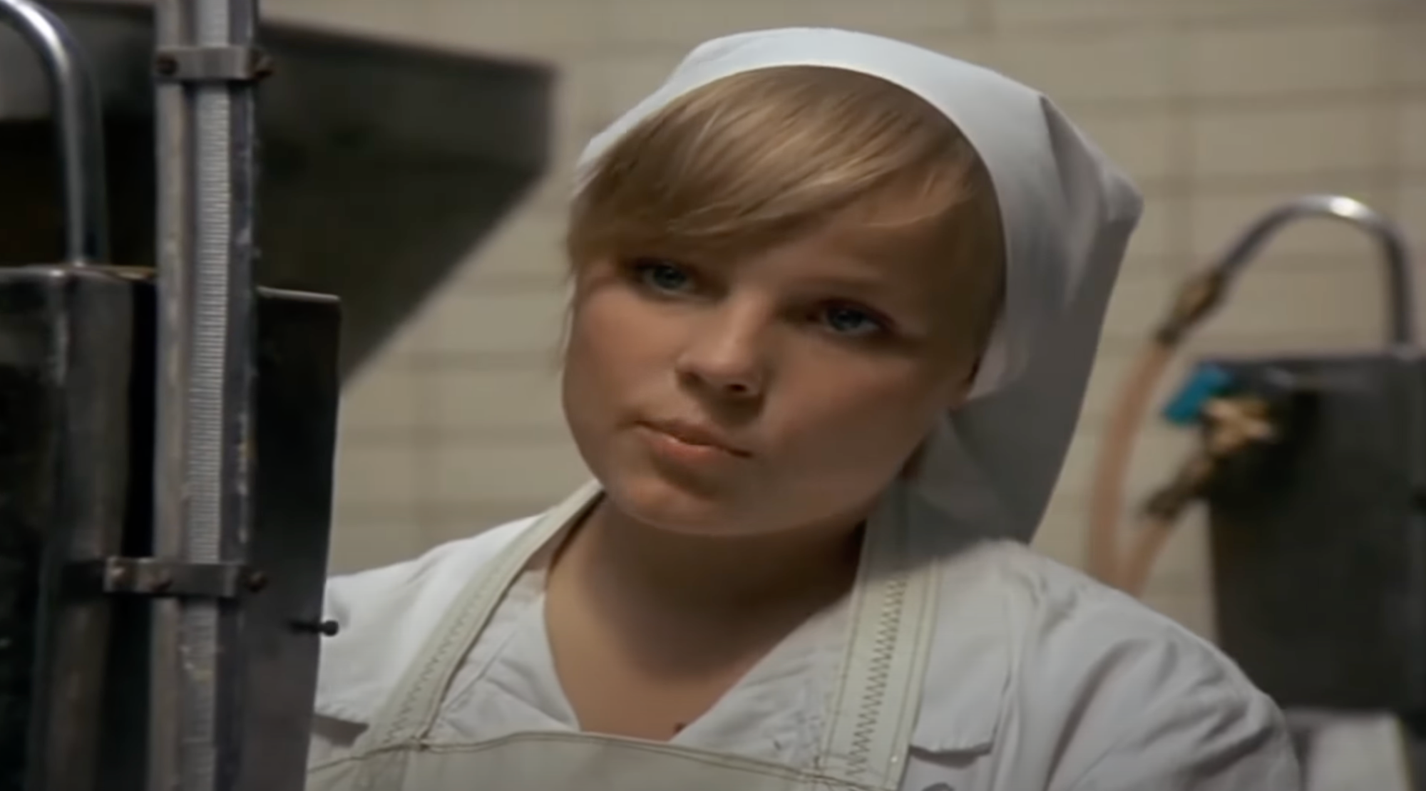 Česká herečka Veronika Jeníková vo filme Pásla kone na betóne.