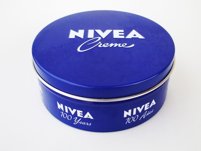 Krem Nivea. Niewiele osób wie, że właścicielem koncernu Beiersdorf AG z Hamburga, produkującego słynny Nivea Creme, był rodowity gliwiczanin, farmaceuta Oskar Troplowitz, a sam krem Nivea został wynaleziony przez chemika Izaaka Lifschuetza i dermatologa Paula Gersona Unnę. Produkt po raz pierwszy trafił na rynek w 1911 roku. Zarówno w okresie międzywojennym, jak i w czasie PRL-u, Polska produkowała krem na licencji niemieckiego koncernu Beiersdorf AG z Hamburga. W okresie Polski Ludowej krem produkowano w zakładach Pollena-Lechia w Poznaniu, a produkt w milionach sztuk trafiał do krajów Bloku Wschodniego, szczególnie na Wegry.   Na zdj. Krem Nivea. Autor: StromBer, licencja CC-BY-SA-3.0-2.5-2.0-1.0, Wikimedia Commons.