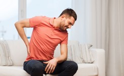 Bolą cię plecy? Co może być przyczyną, jak temu zapobiegać i jak leczyć?