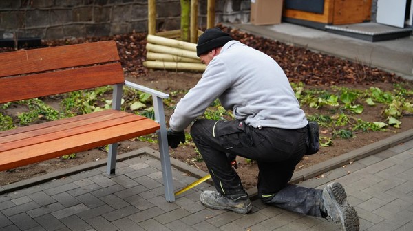 Ławeczki pojawia się na wielu wrocławskich osiedlach