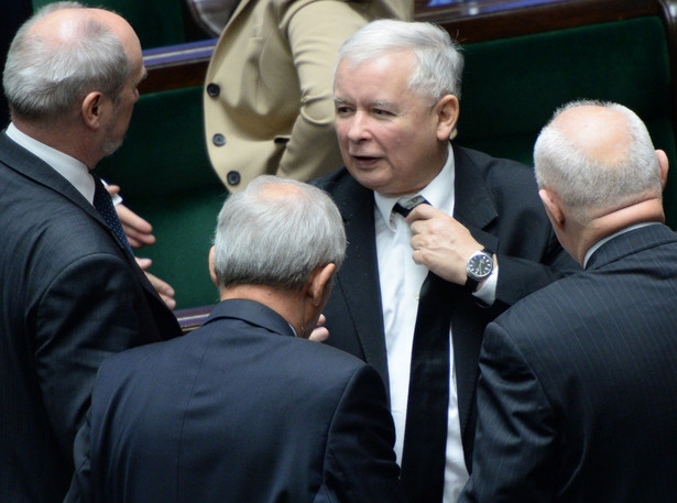 Kaczyński śpiewa i rytmicznie się kołysze. Prezes PiS na urodzinach Radia Maryja