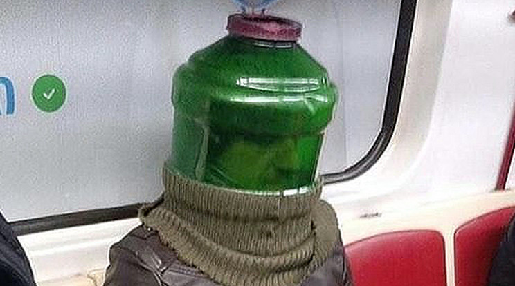 Van, aki óriási vizes-palackot húzott a fejére, alul kivágva Fotó: Instagram/ SubwayCreatures