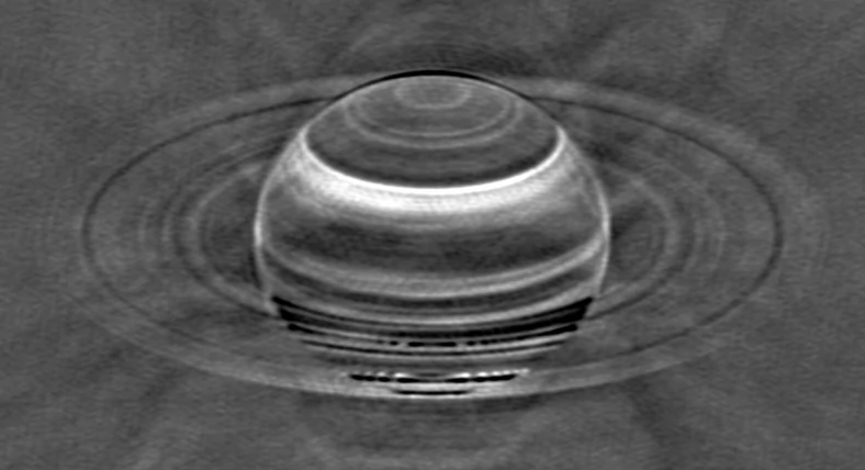 Saturn na obrazie z radioteleskopu