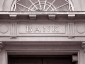 Sprawdź wysokość prowizji, jakie pobiera twój bank za wykonywanie przelewów, wypłaty z bankomatów i te związane z kartą kredytową. Być może okaże się, że w twoim banku taniej jest płacić kartą, niż wypłacać gotówkę z przypadkowego bankomatu. A może przyszedł czas na zmianę banku?