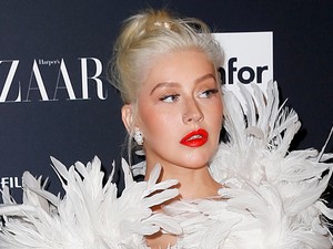 Christina Aguilera földig érő bőrdzsekije annyira menő, hogy azonnal megyünk megvenni