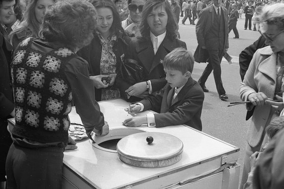 "Poproszę lody". Kraków Rynek Główny 1974 r.